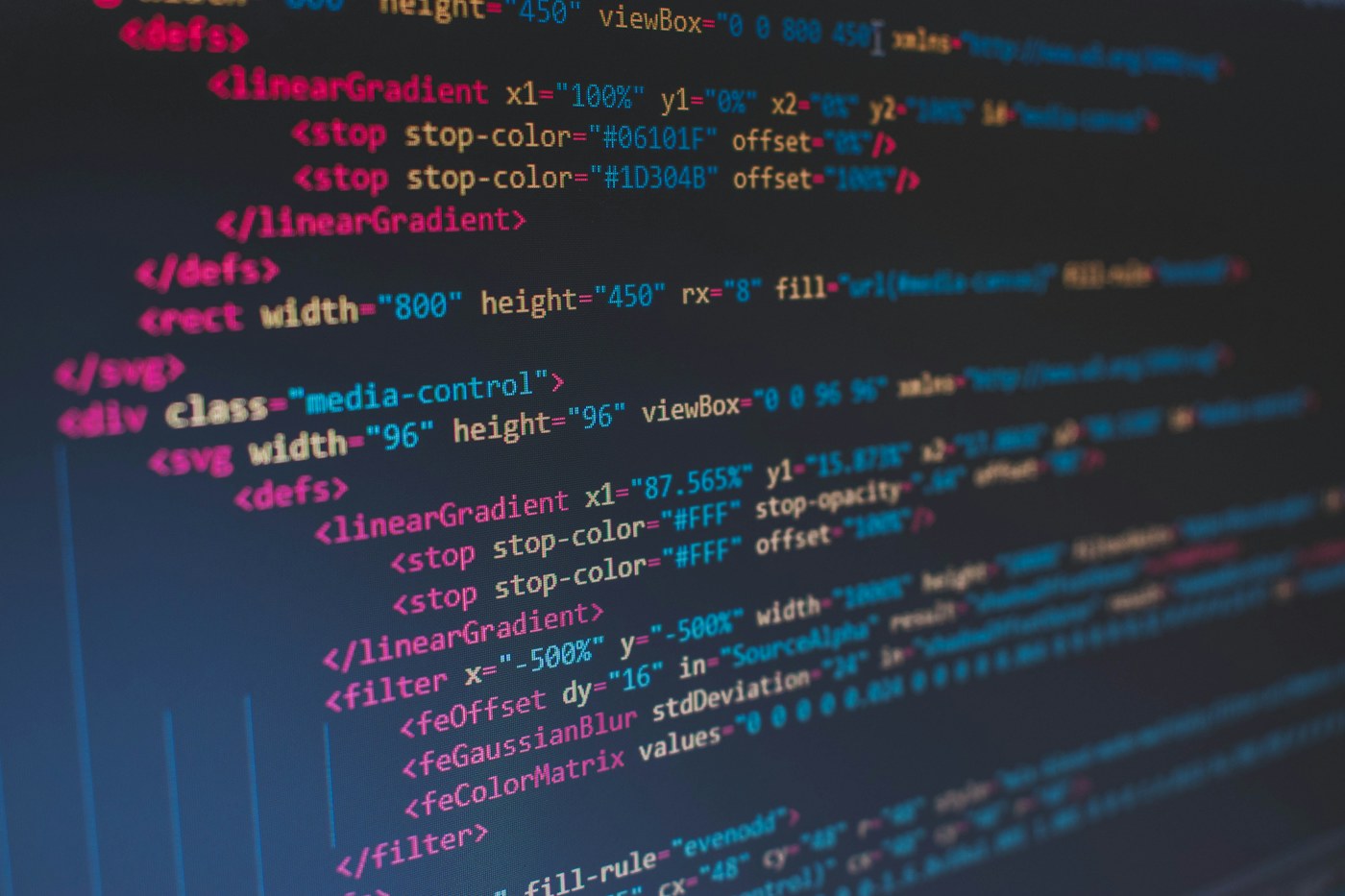 HTML 代码行。说明性照片;不是对指定产品或组织的描述。